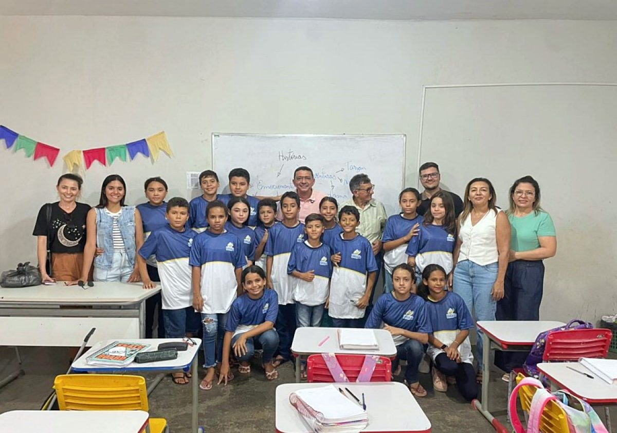 12Prefeitura-de-Aroeiras-do-Itaim-inicia-entrega-de-uniformes-escolares-e-reforca-compromisso-com-a-educacao