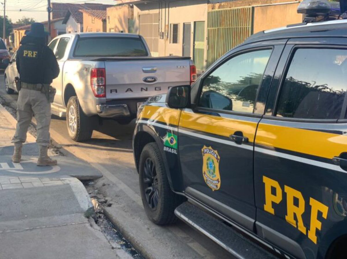 Policiais prendem dupla acusada de comprar veículos furtados (Foto: Divulgação/PRF)