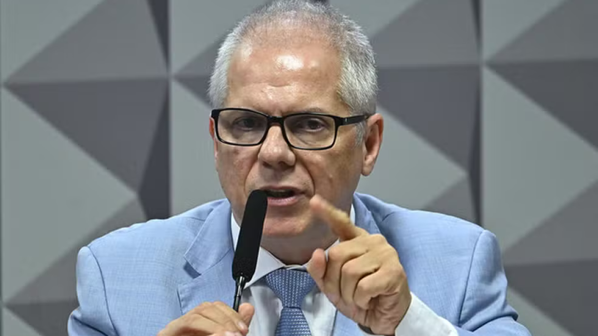 Ex-presidente do INSS recebia R$ 250 mil de propina por mês, diz PF Ex-presidente do INSS recebia R$ 250 mil de propina por mês, diz PF