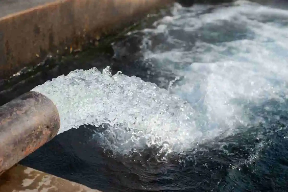 agua-extraida-de-poco-semi-artesiano