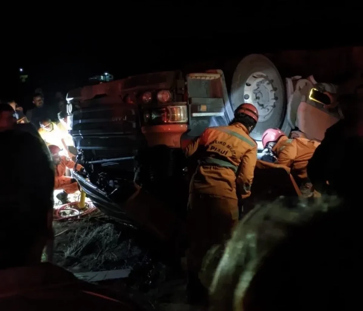 carreta-carregada-de-sal-tomba-na-pi-245-e-motorista-fica-preso-as-ferragens-6c5a1e5d-e9dd-41d0-927e-fedf0829f574.jpg