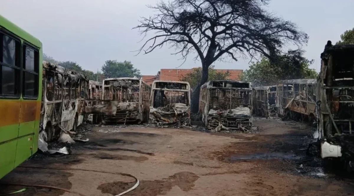 incendio-destroi-12-onibus-escolares-em-patio-na-zona-sul-de-teresina-ab9b1614-de31-4188-a4ab-4e20214b3695.jpg