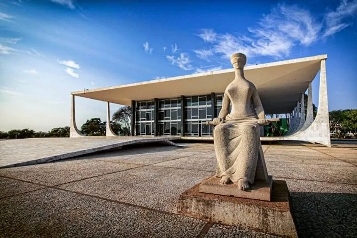 Prédio do STF em Brasília — Foto: Divulgação/STF Este trecho é parte de conteúdo que pode ser compartilhado utilizando o link https://valor.globo.com/politica/noticia/2022/08/10/stf-forma-maioria-a-favor-de-reajuste-de-18percent-para-ministros-e-servidores-do-judiciario.ghtml ou as ferramentas oferecidas na página. Textos, fotos, artes e vídeos do Valor estão protegidos pela legislação brasileira sobre direito autoral. Não reproduza o conteúdo do jornal em qualquer meio de comunicação, eletrônico ou impresso, sem autorização do Valor (falecom@valor.com.br). Essas regras têm como objetivo proteger o investimento que o Valor faz na qualidade de seu jornalismo.