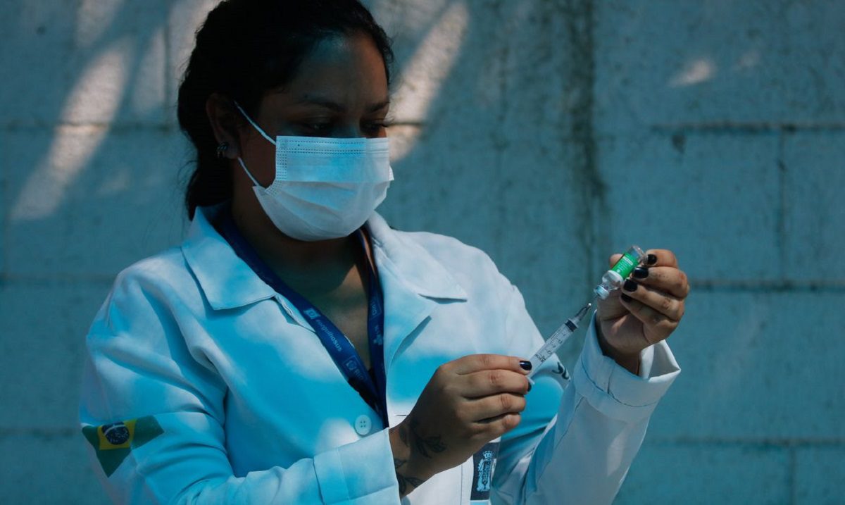 A técnica de enfermagem, Paula Roberta Moreira mostra a ampola da vacina contra a covid-19 antes de aplicar a injeção. Vacinação dos profissionais de saúde, veterinários e agentes funerários com 60 anos ou mais de idade, que estam na ativa, na Clínica da Família Estácio de Sá, na região central da cidade. O município do Rio de Janeiro ampliou hoje (27) o público-alvo da campanha de vacinação contra a covid-19.